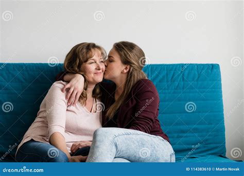 friends mom kissing